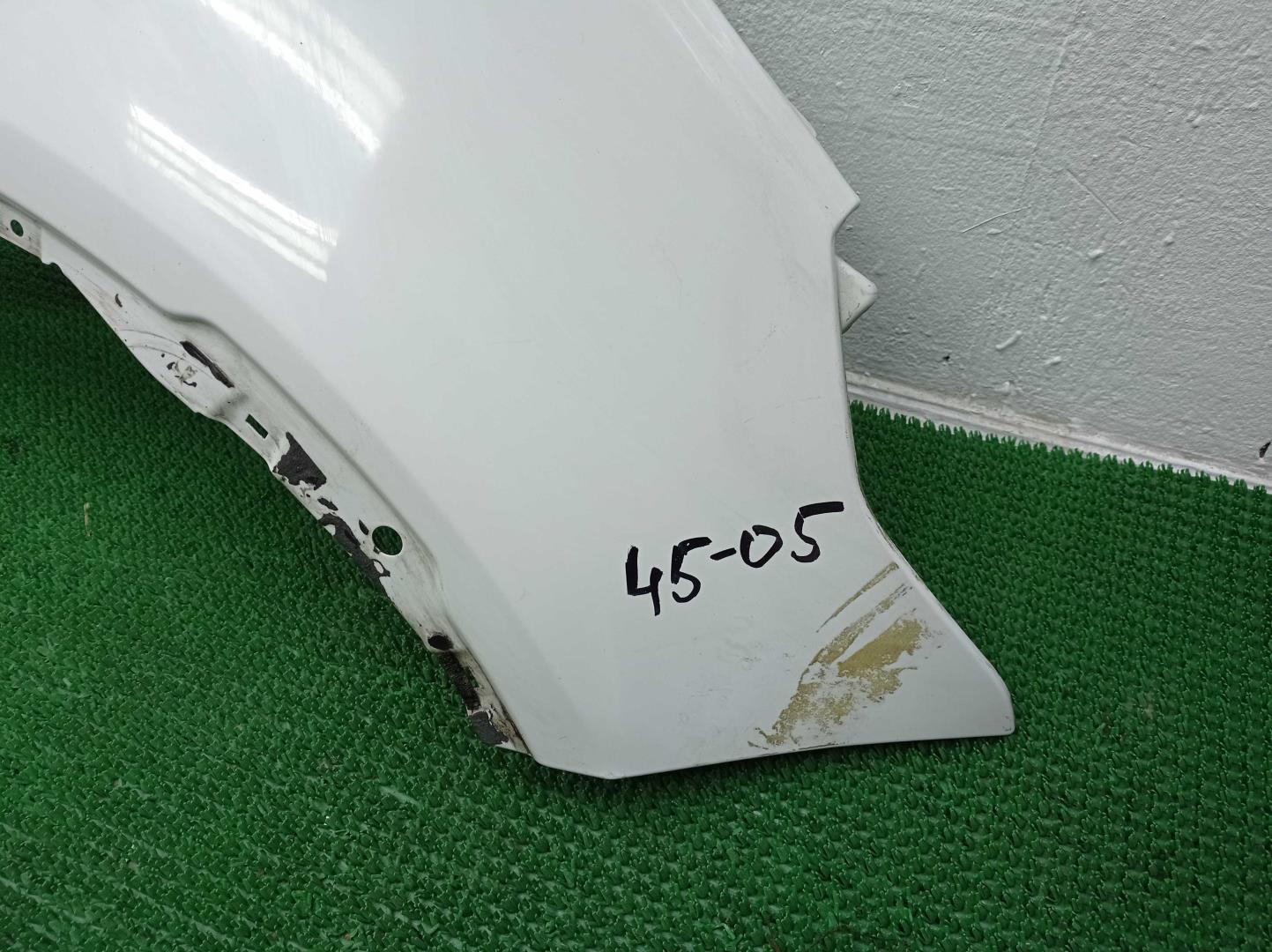 Крыло переднее правое