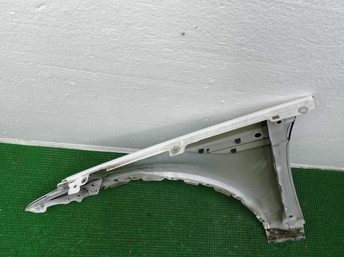 Крыло переднее правое