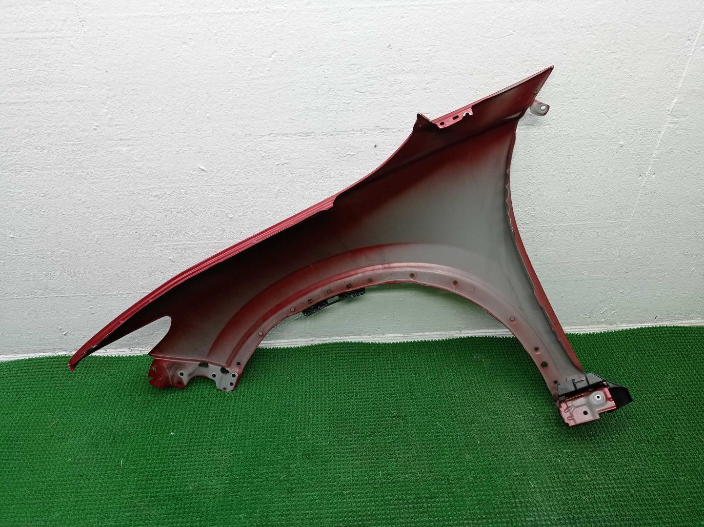 Крыло переднее правое