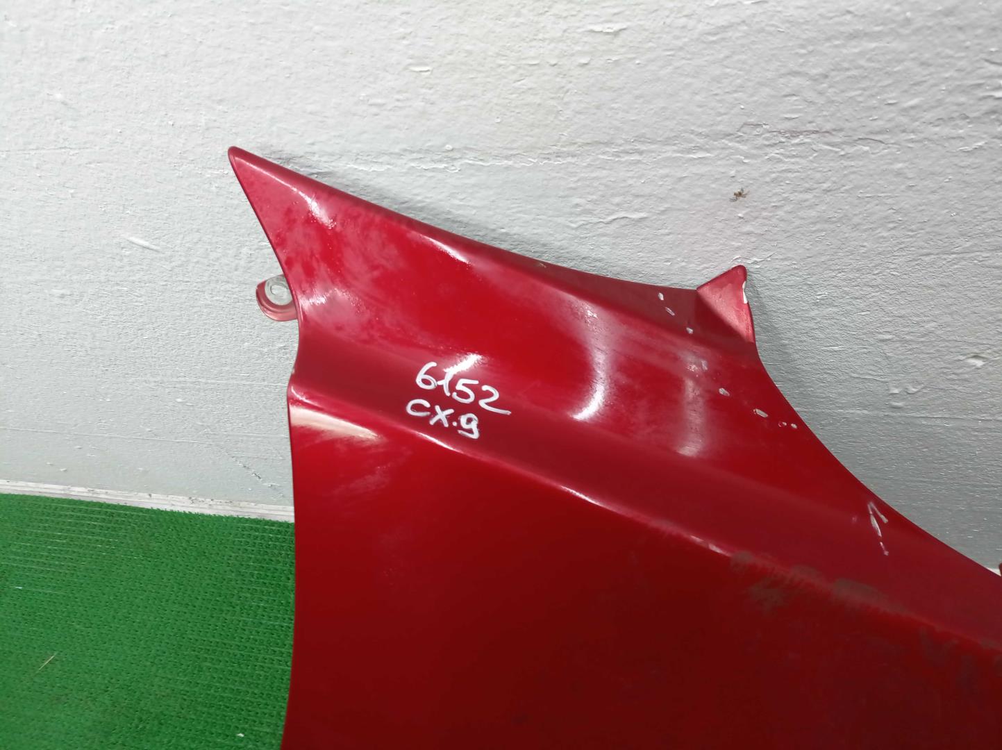 Крыло переднее правое