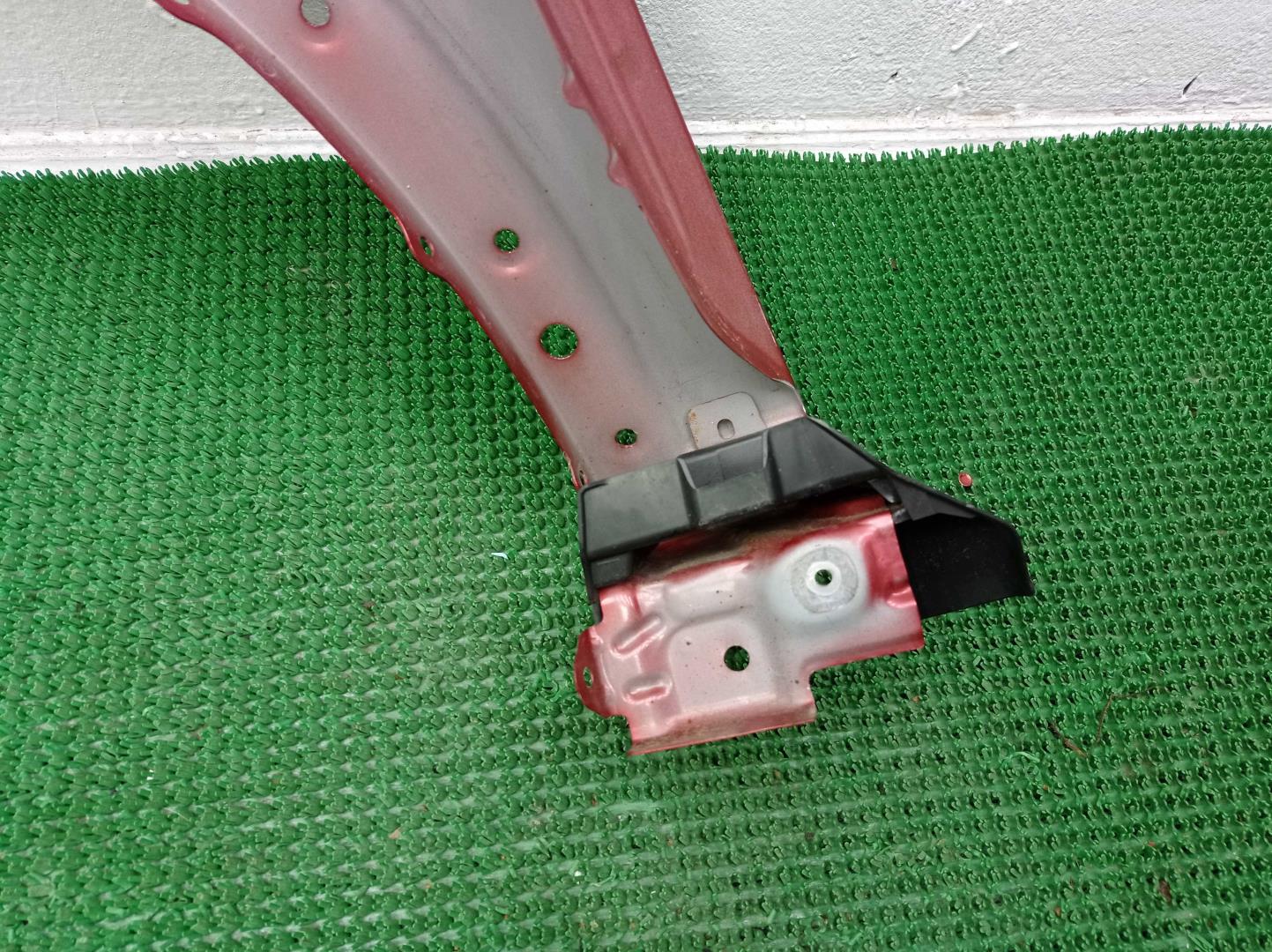 Крыло переднее правое