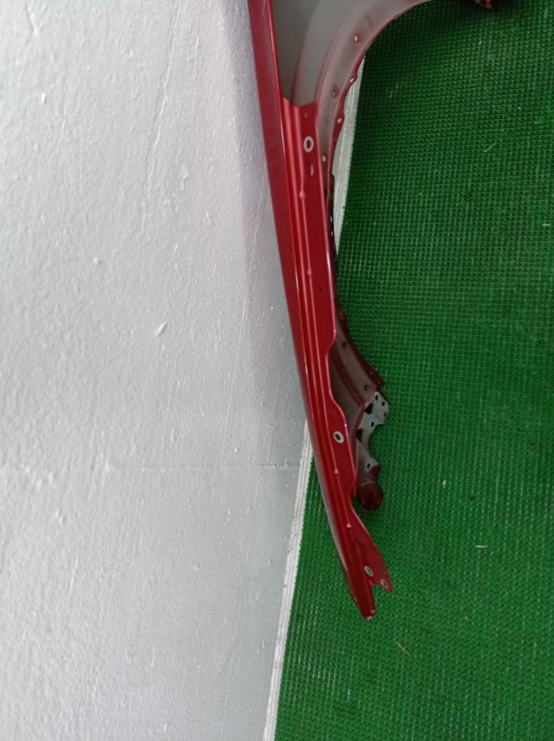 Крыло переднее правое