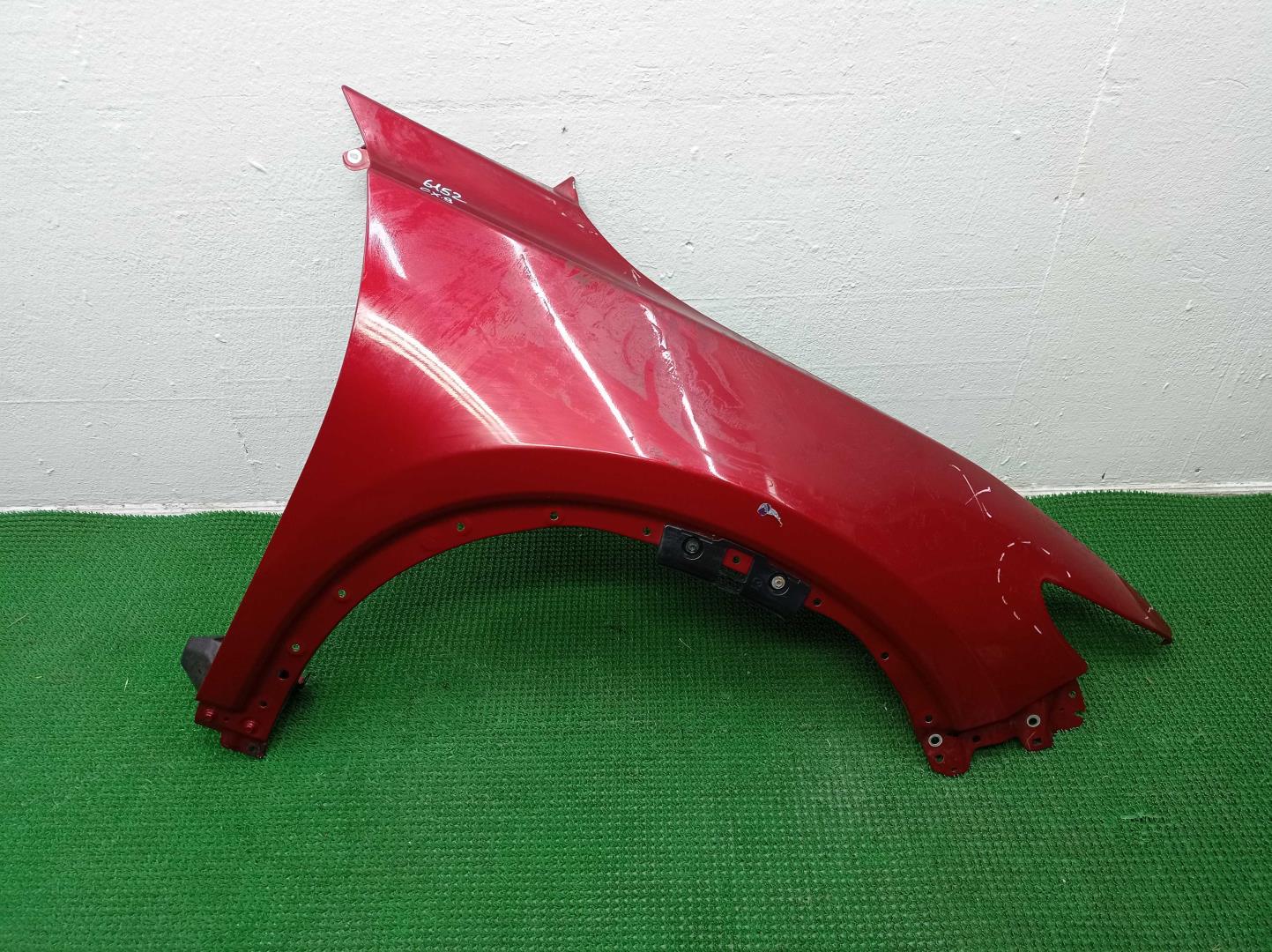 Крыло переднее правое