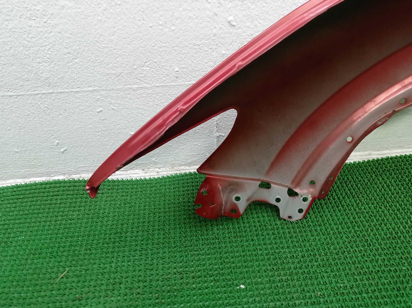 Крыло переднее правое