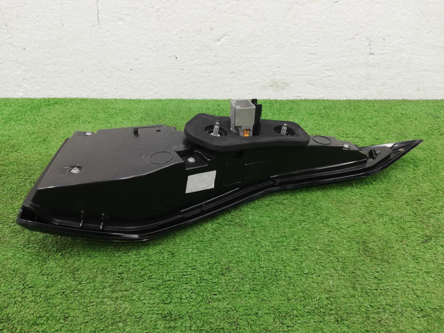 Фонарь задний наружный левый