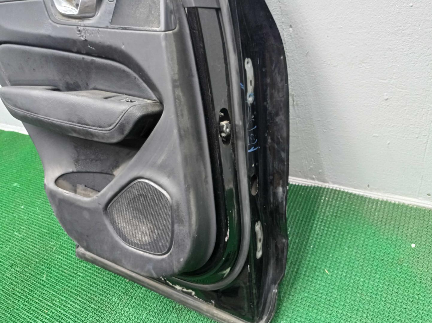 Стекло двери задней левой