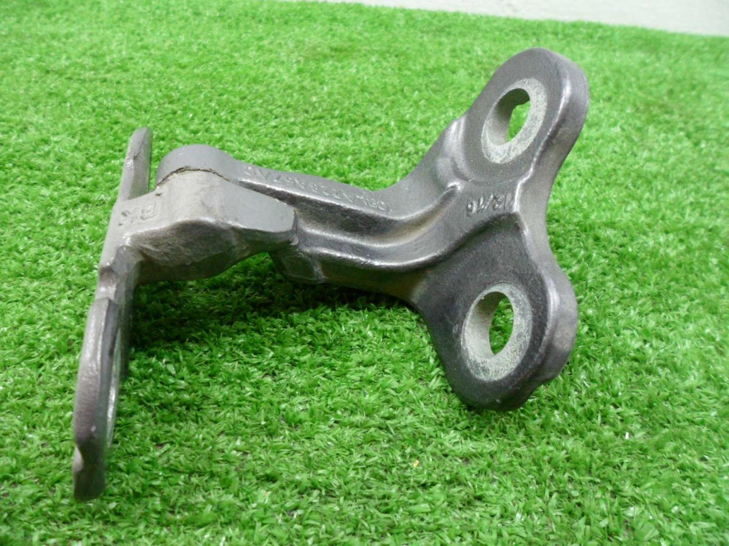 Петля двери передней