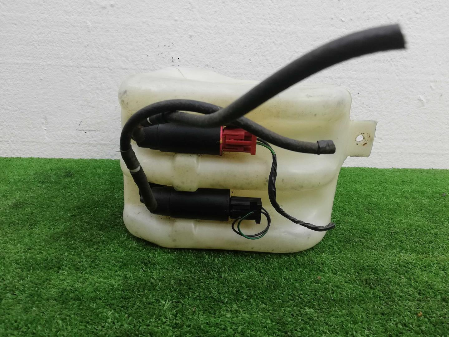 Бачок омывателя лобового стекла