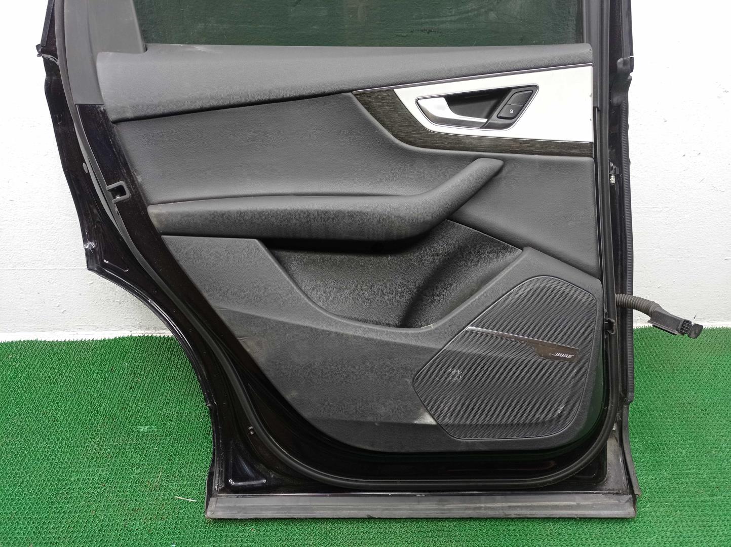 Замок двери задней левой