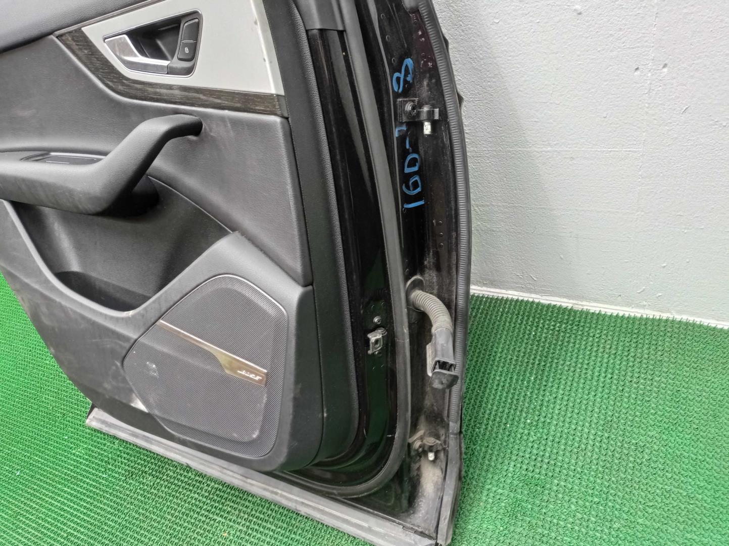 Замок двери задней левой