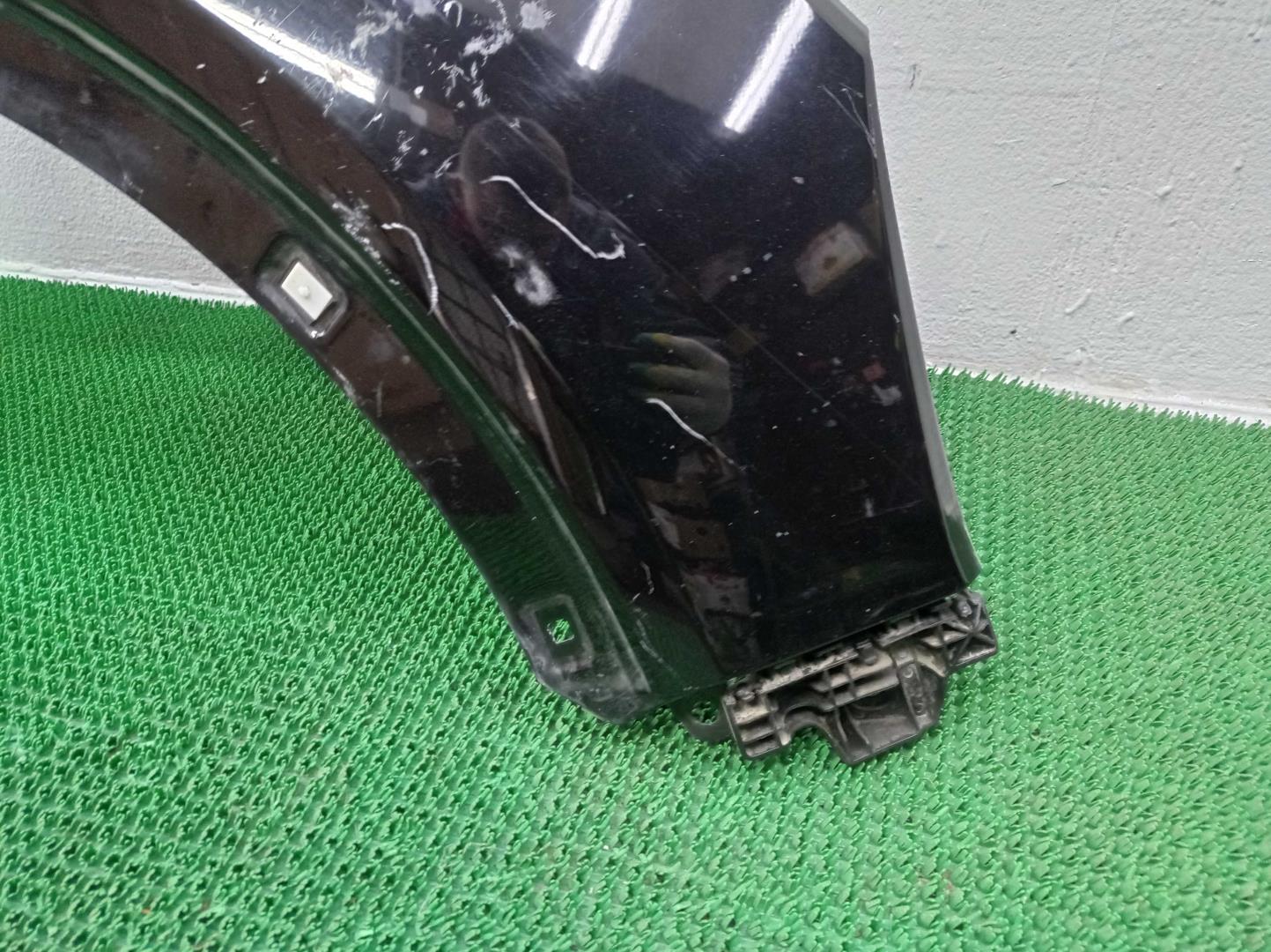 Крыло переднее правое