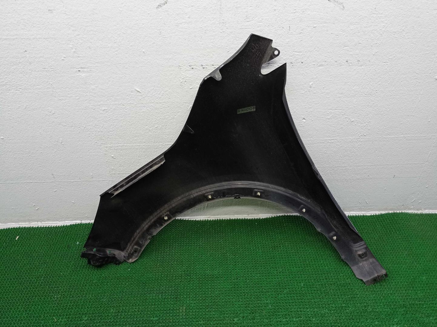 Крыло переднее правое