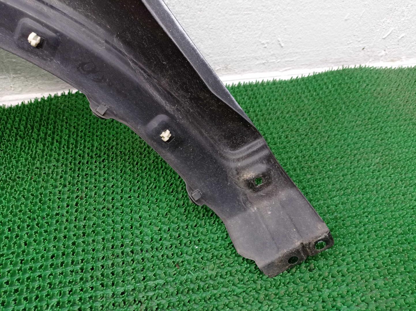 Крыло переднее правое