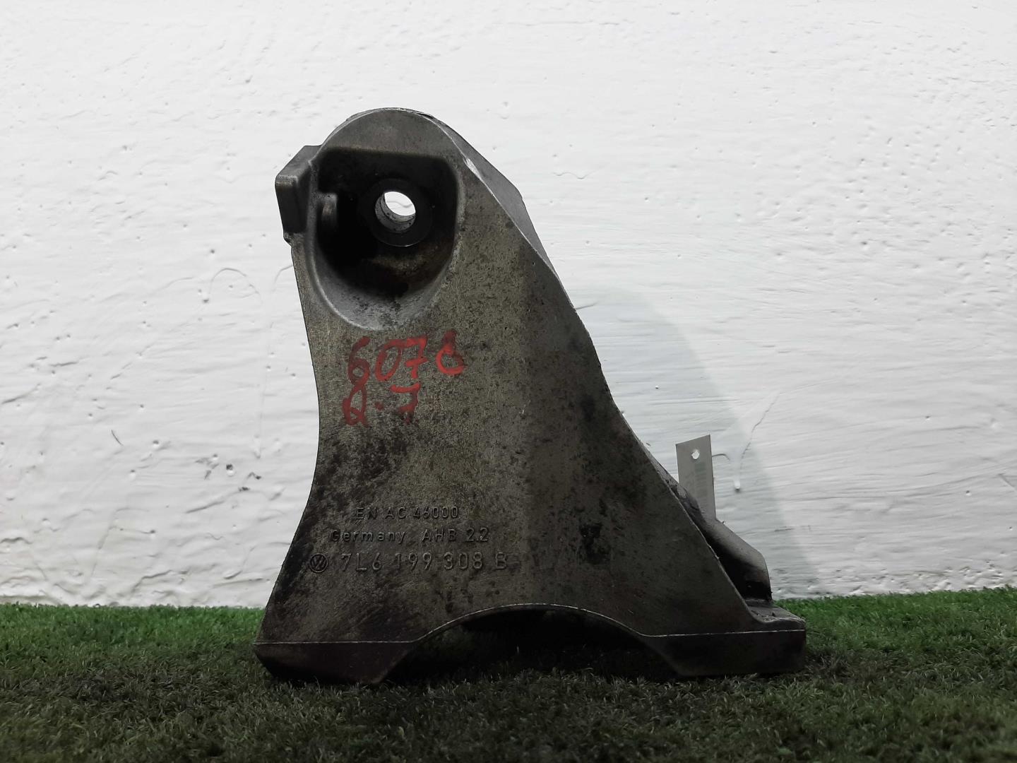 Кронштейн двигателя