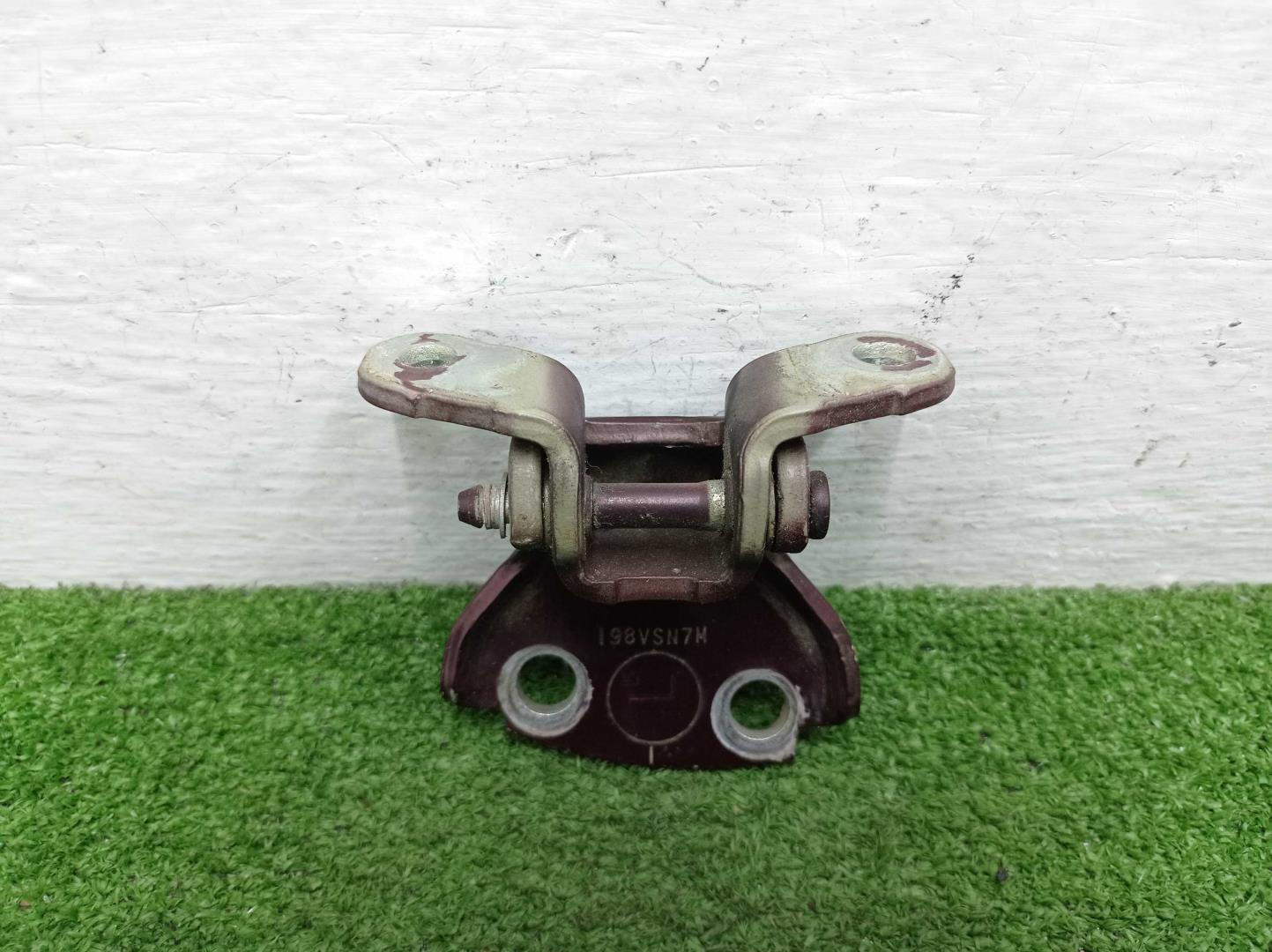 Петля двери