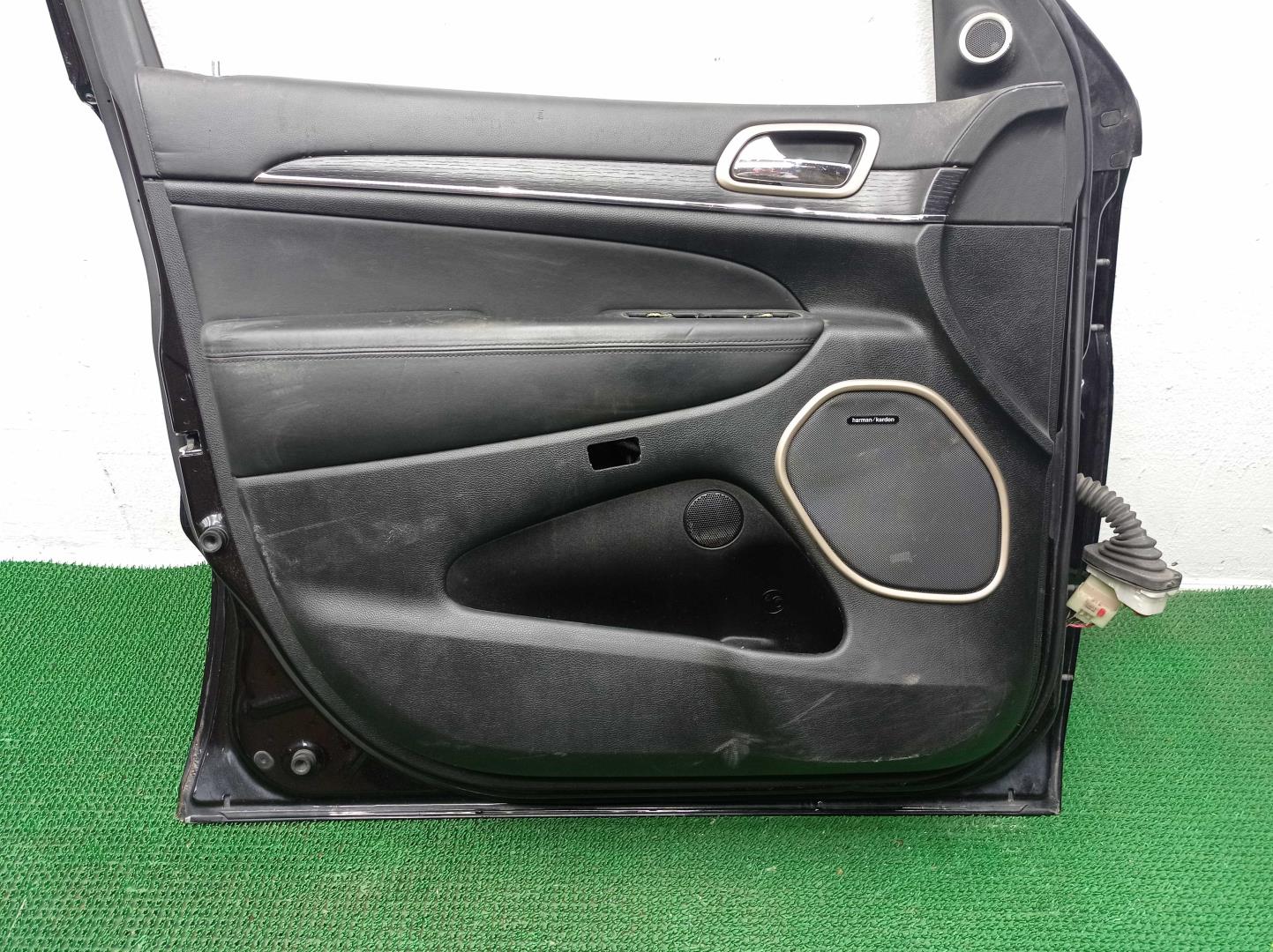 Замок двери передней левой