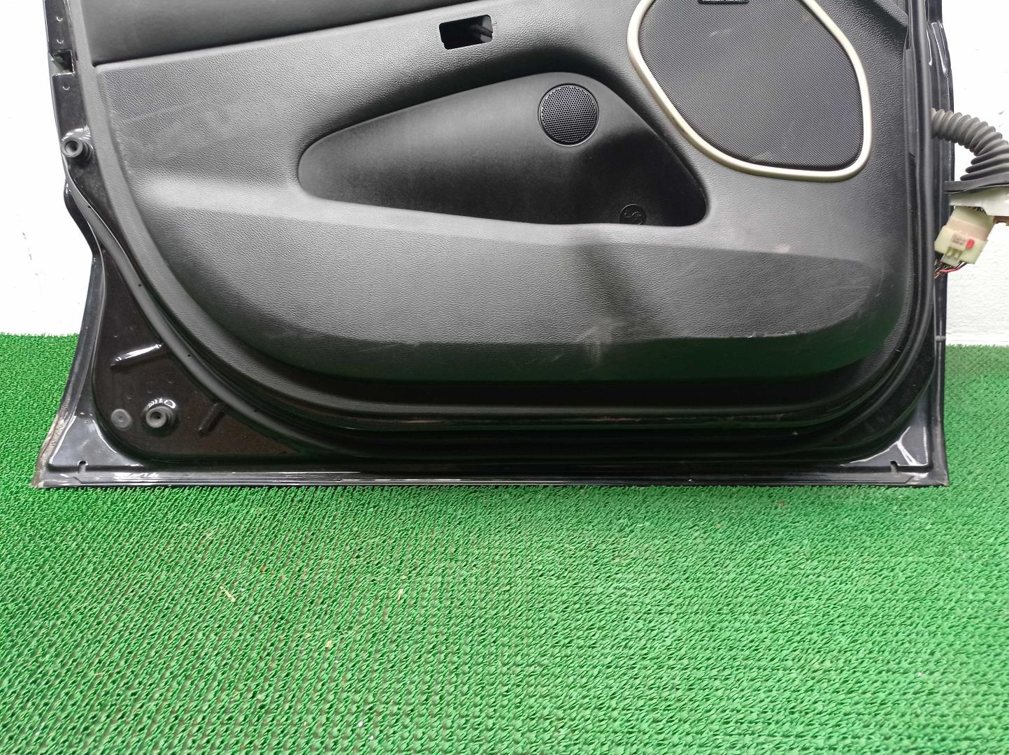 Замок двери передней левой