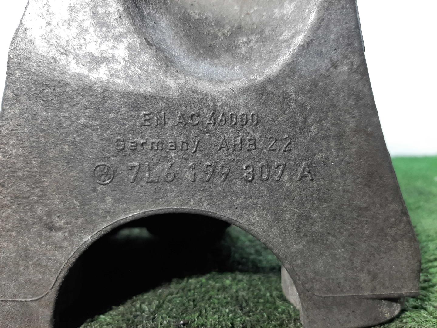 Кронштейн двигателя