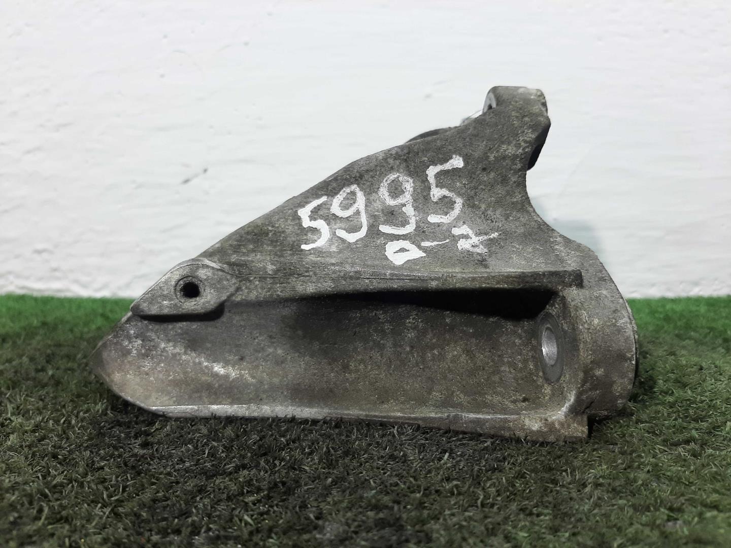 Кронштейн двигателя