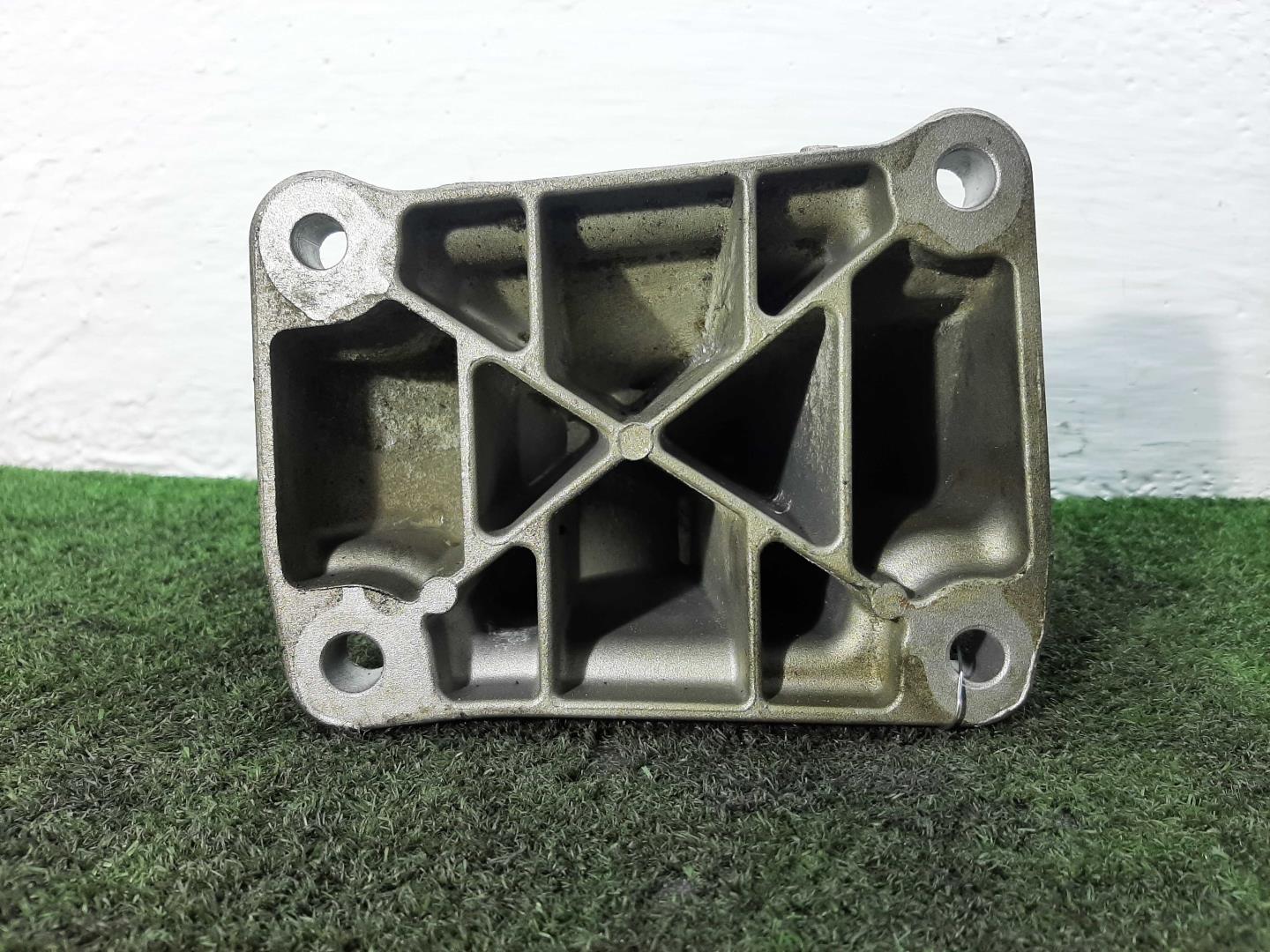 Кронштейн двигателя