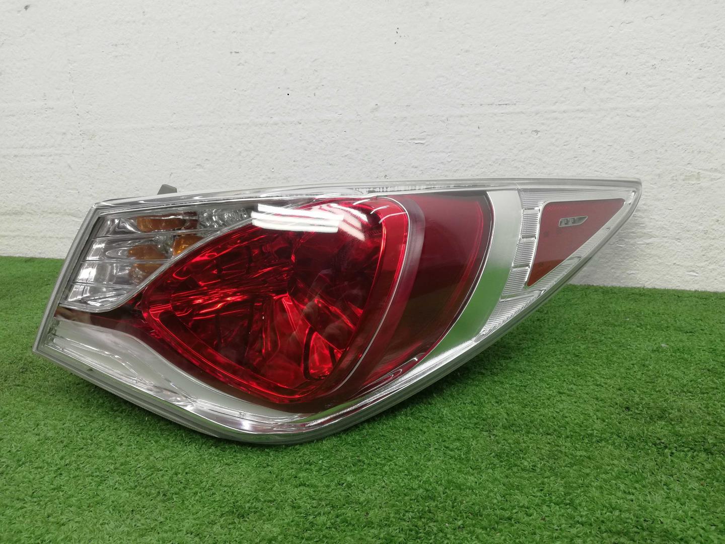 Фонарь задний наружный правый