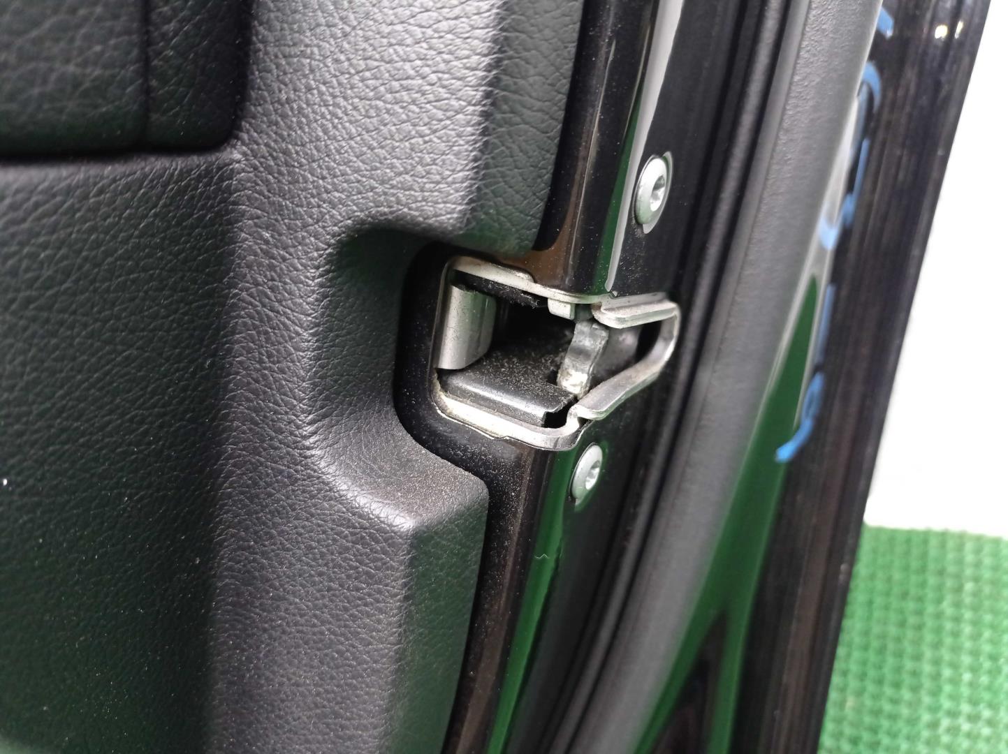 Замок двери передней правой