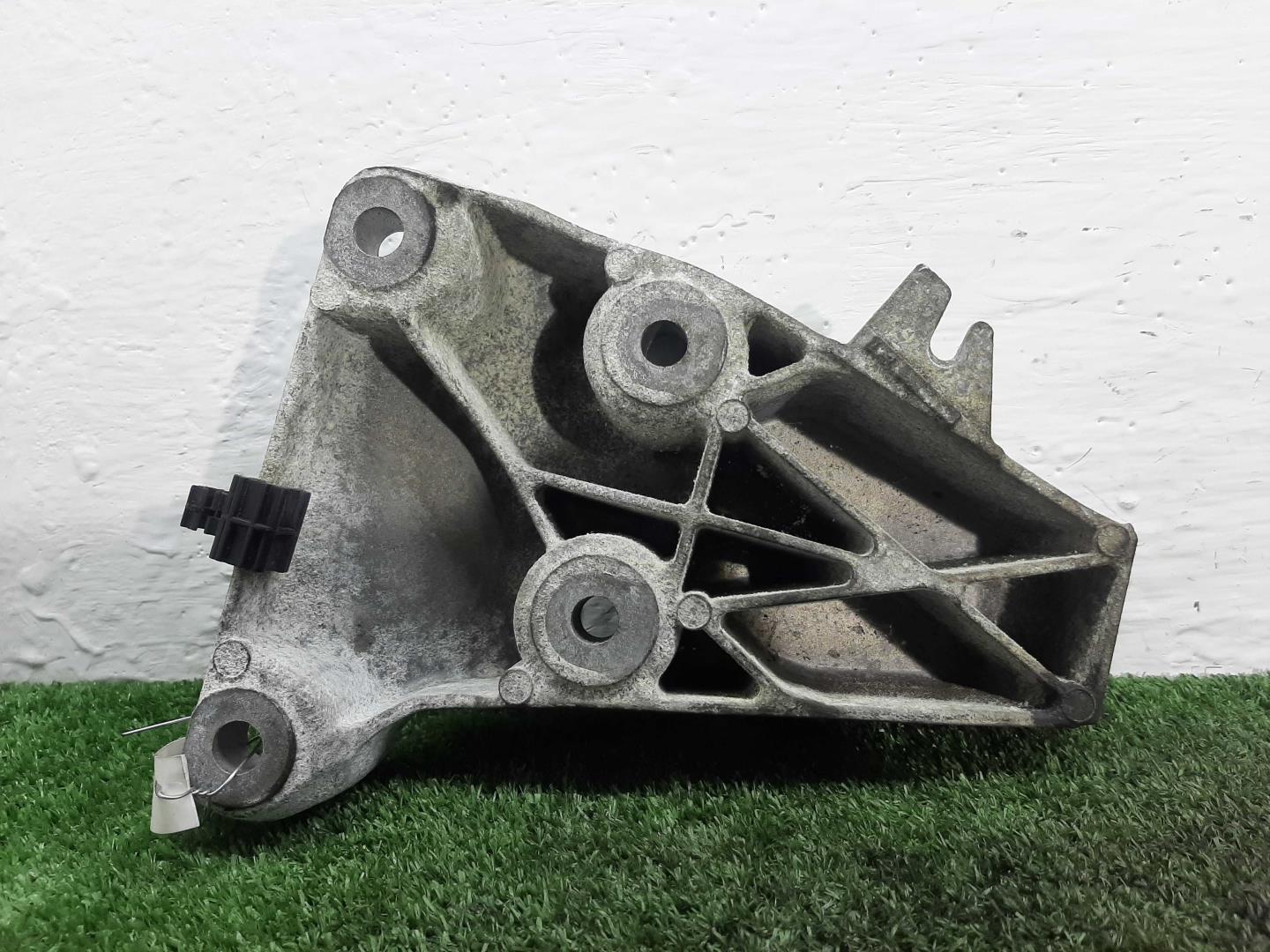 Кронштейн двигателя