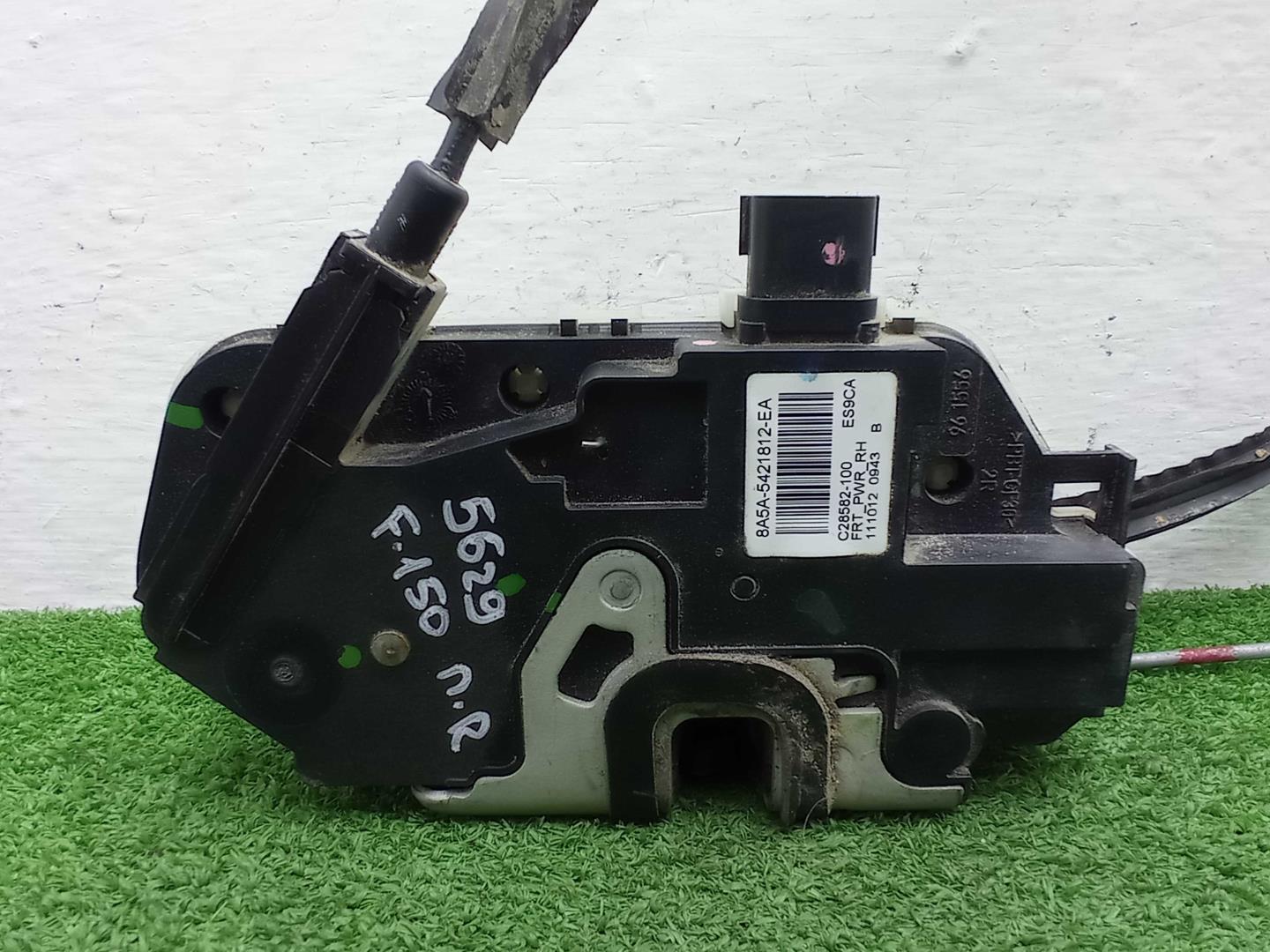 Замок двери передней правой