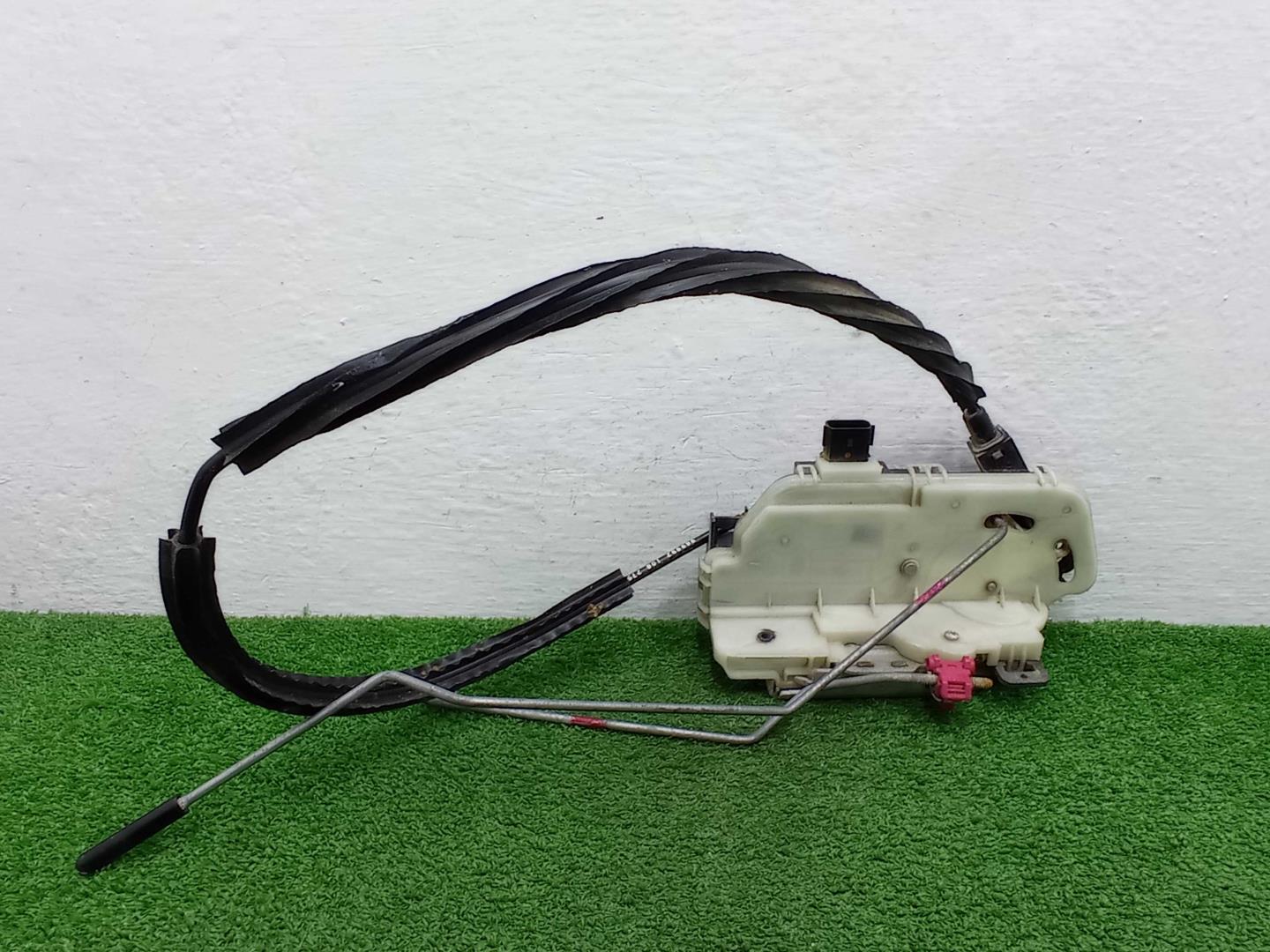 Замок двери передней правой