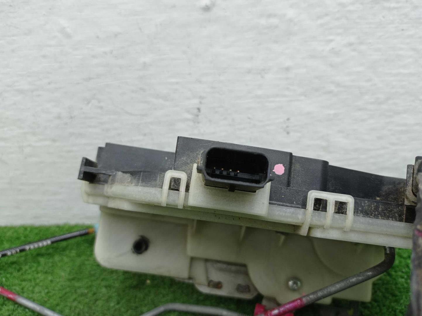 Замок двери передней правой