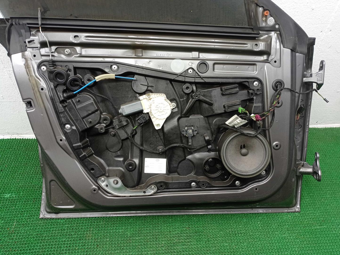 Замок двери передней левой