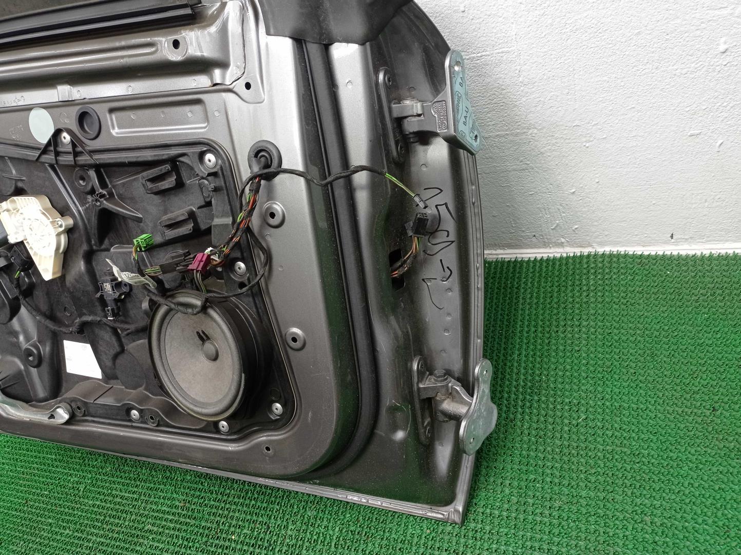 Замок двери передней левой