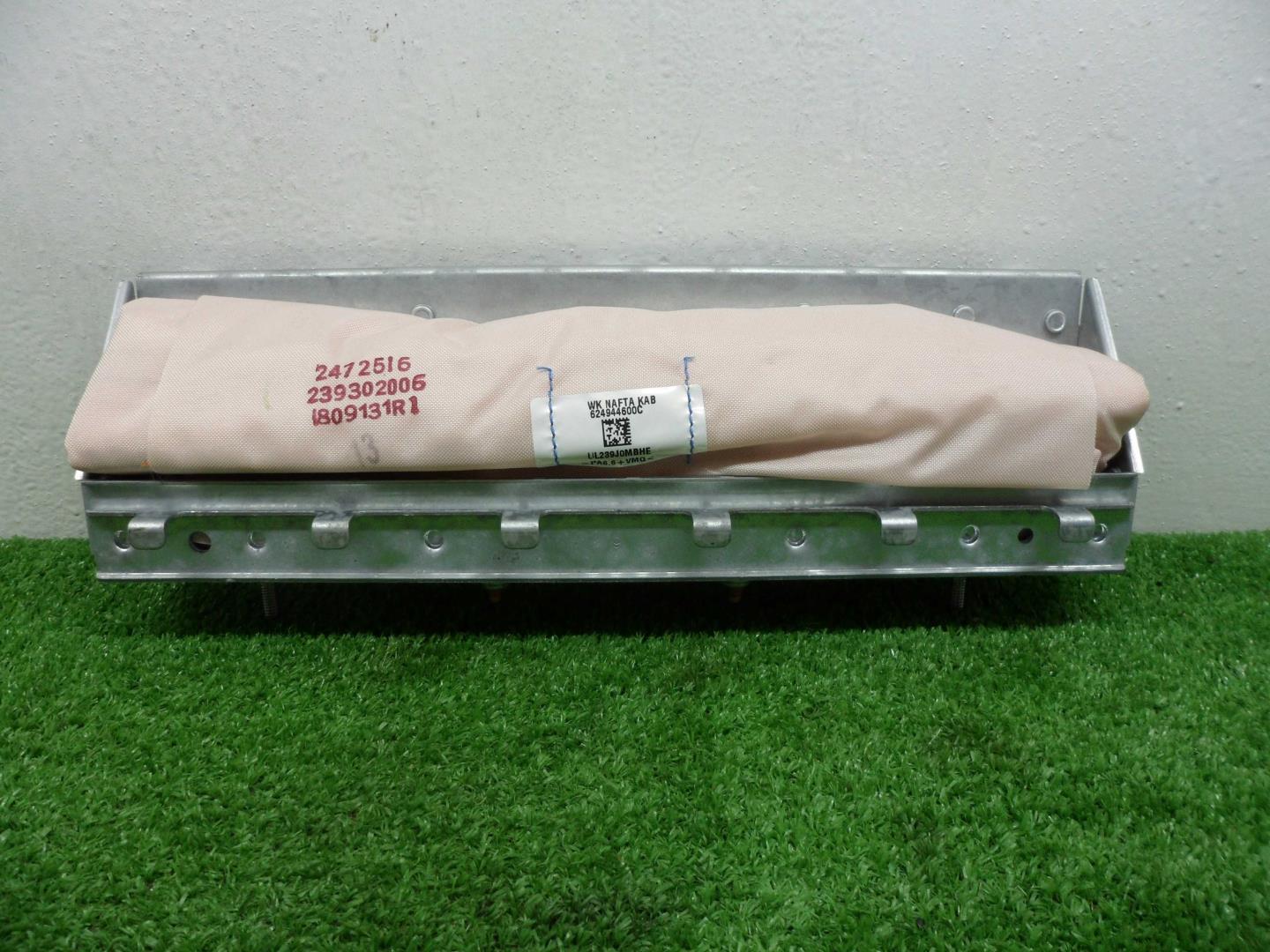 Подушка безопасности нижняя (для колен)