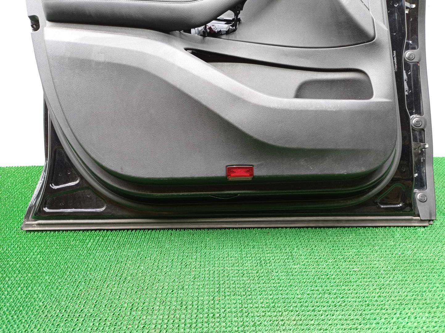 Замок двери передней левой