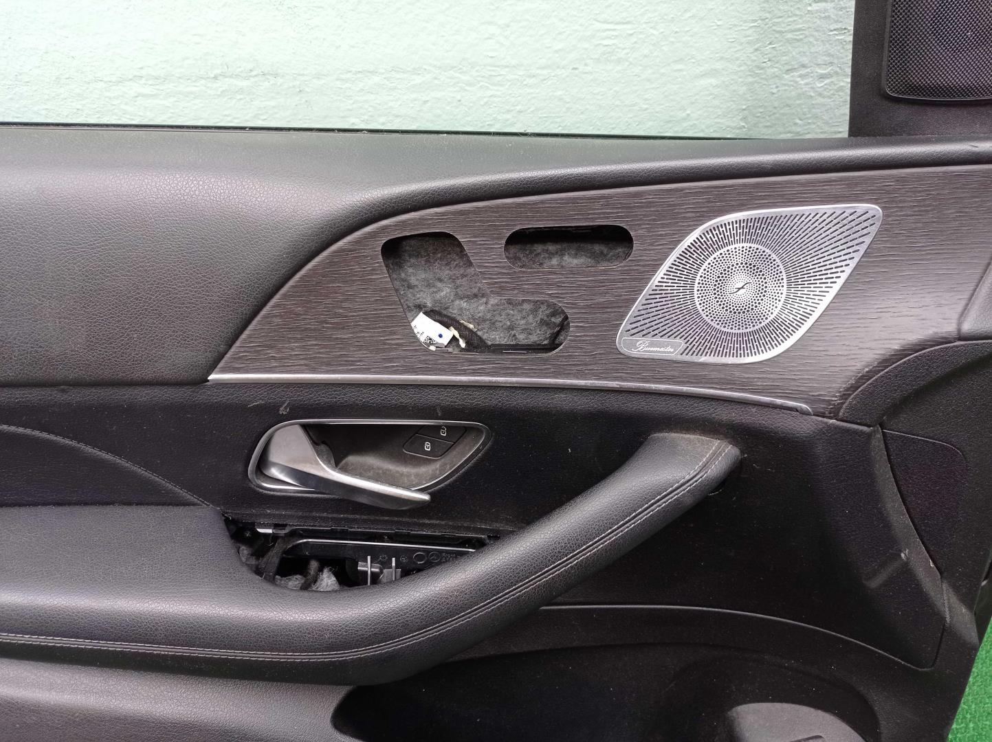 Замок двери передней левой