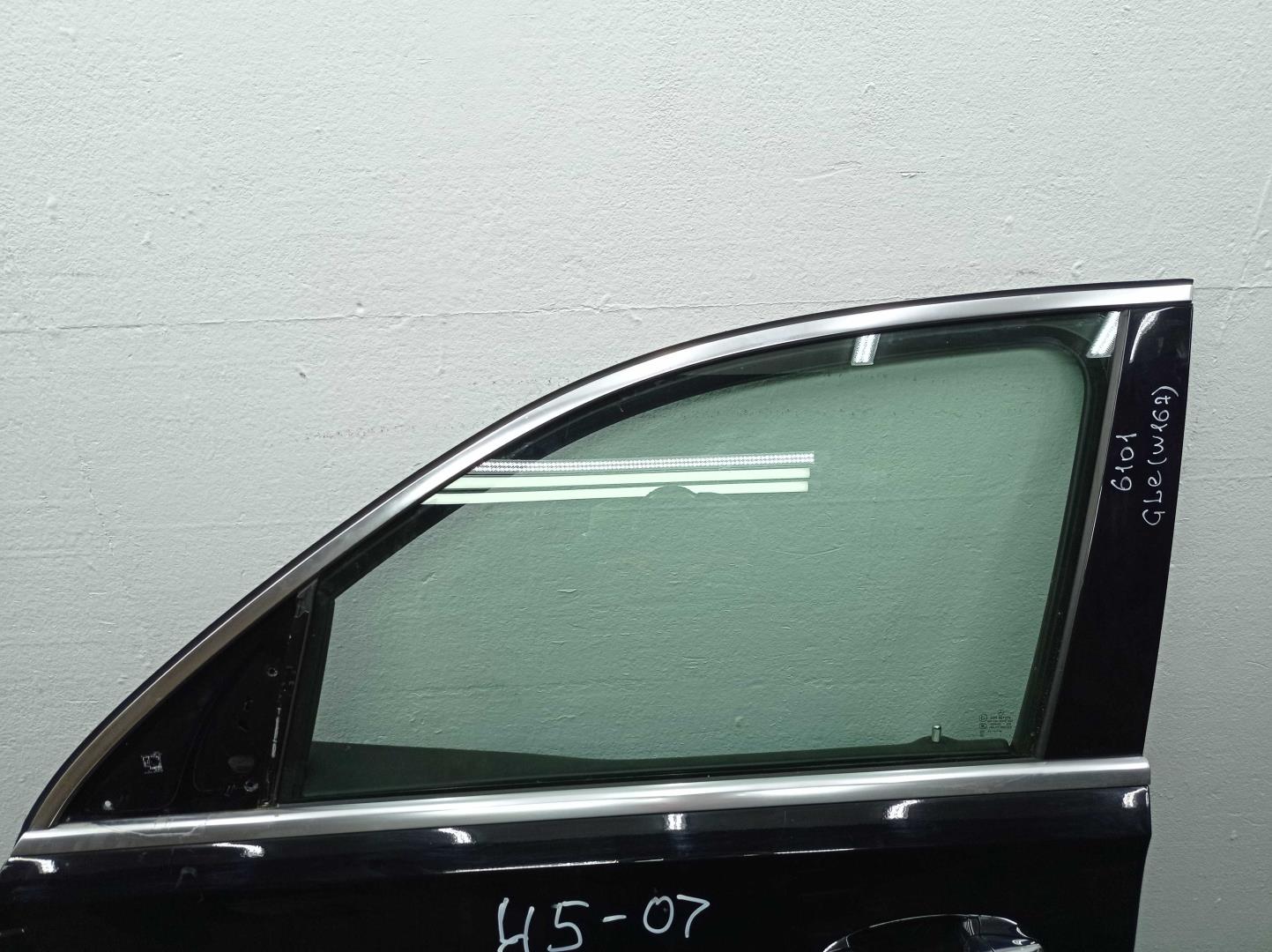 Замок двери передней левой