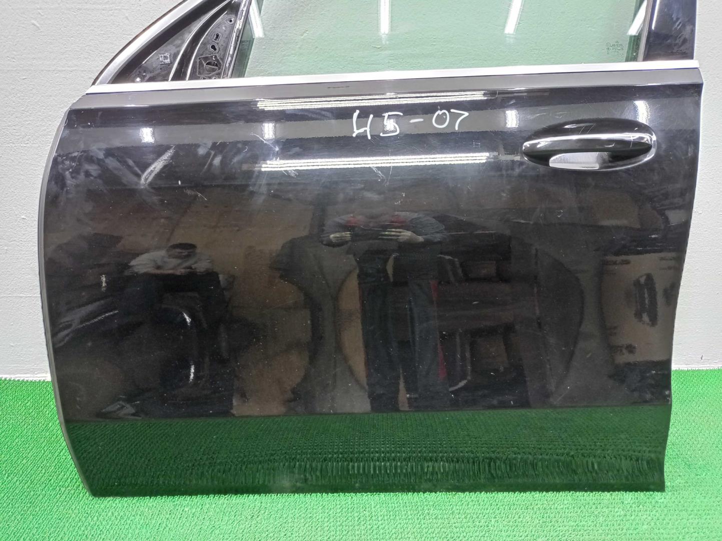 Замок двери передней левой