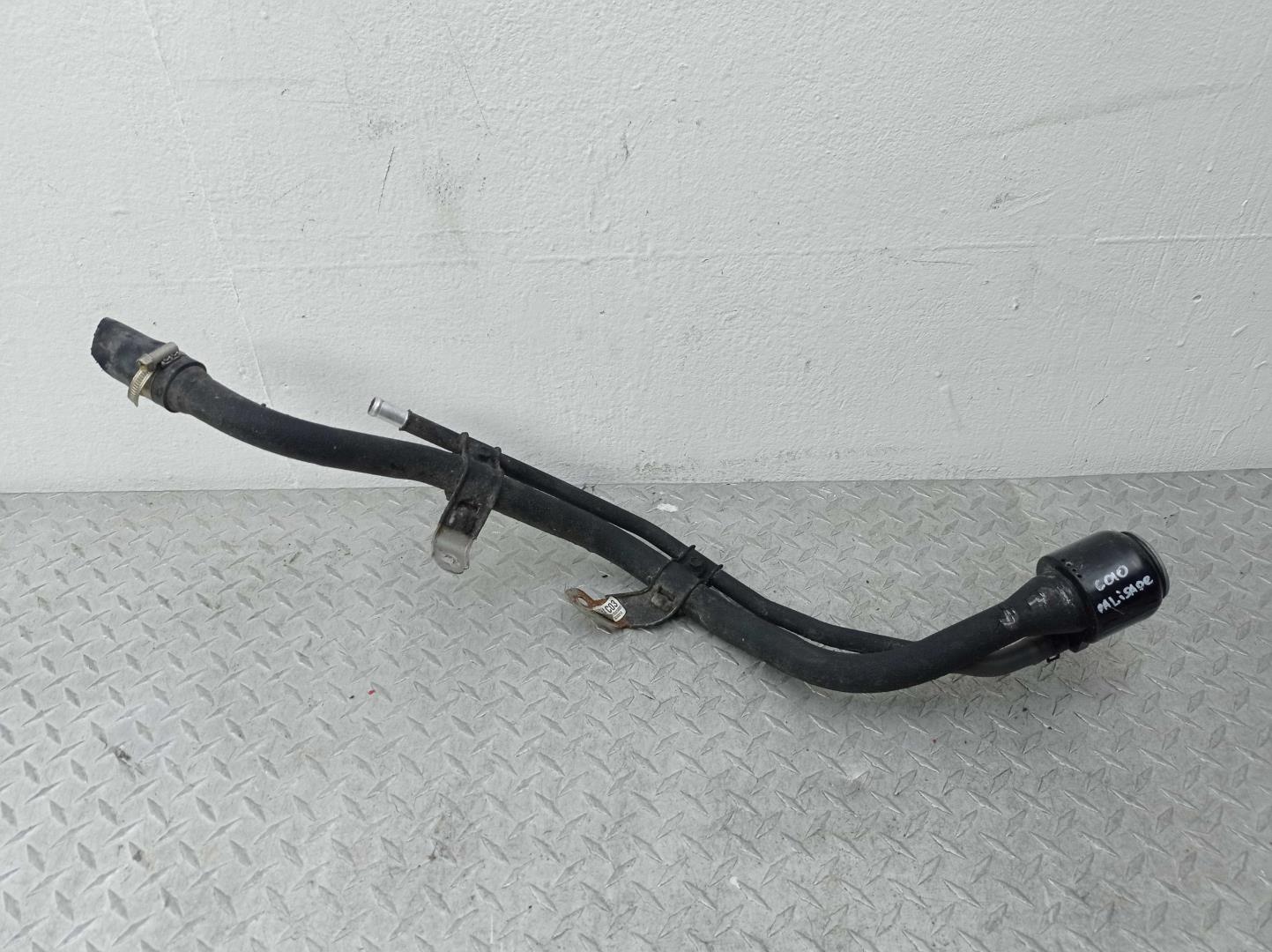 Горловина топливного бака