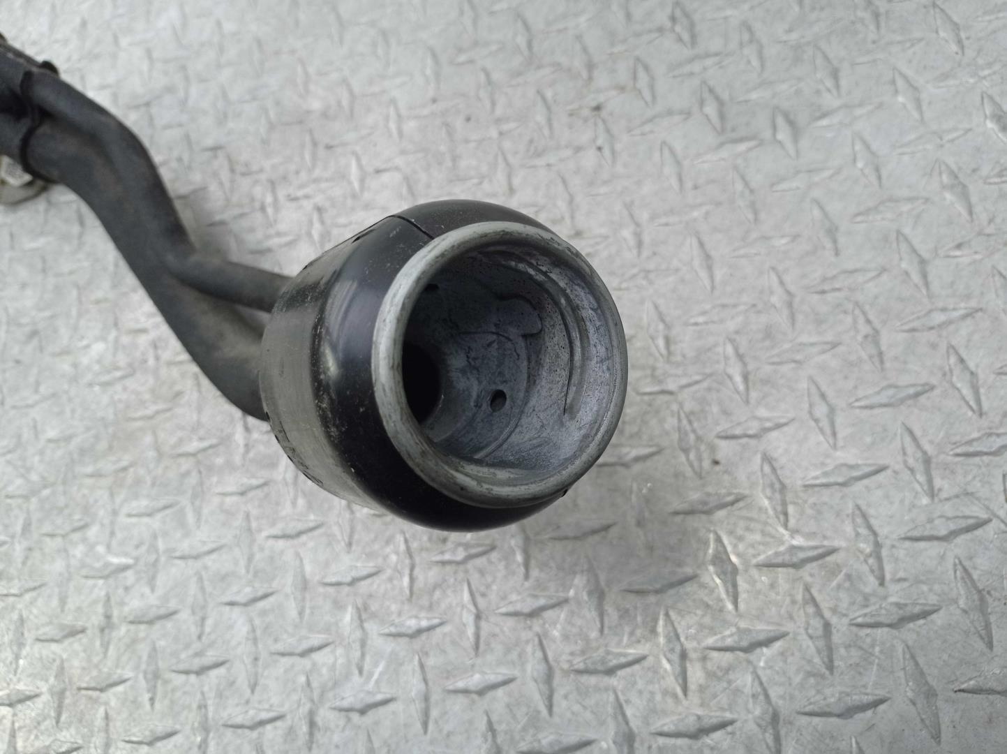 Горловина топливного бака