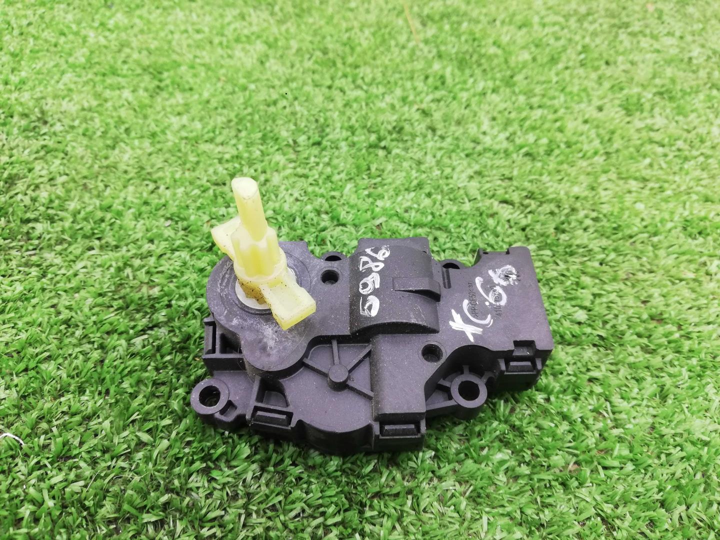 Моторчик заслонки печки