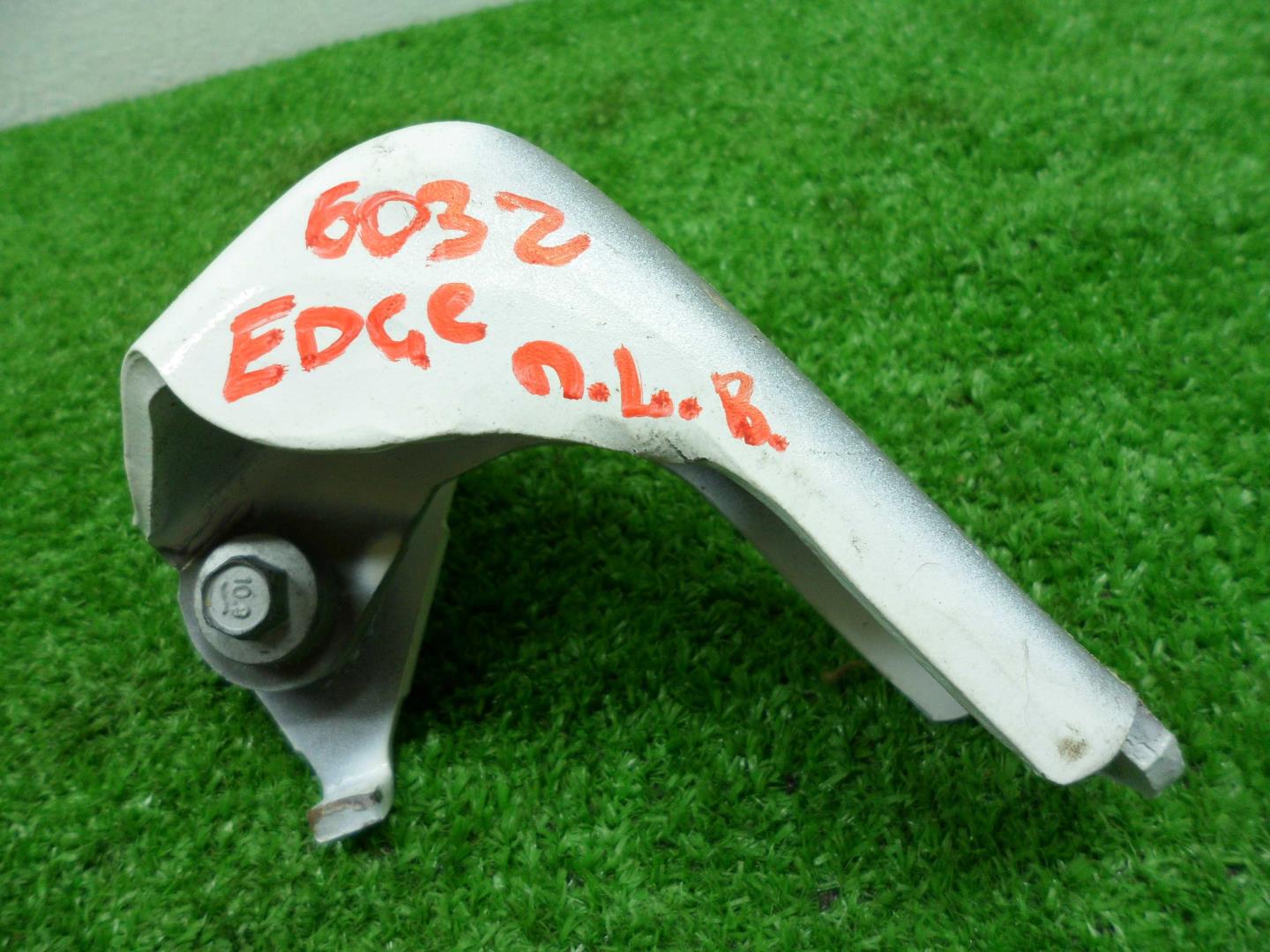 Петля двери передней