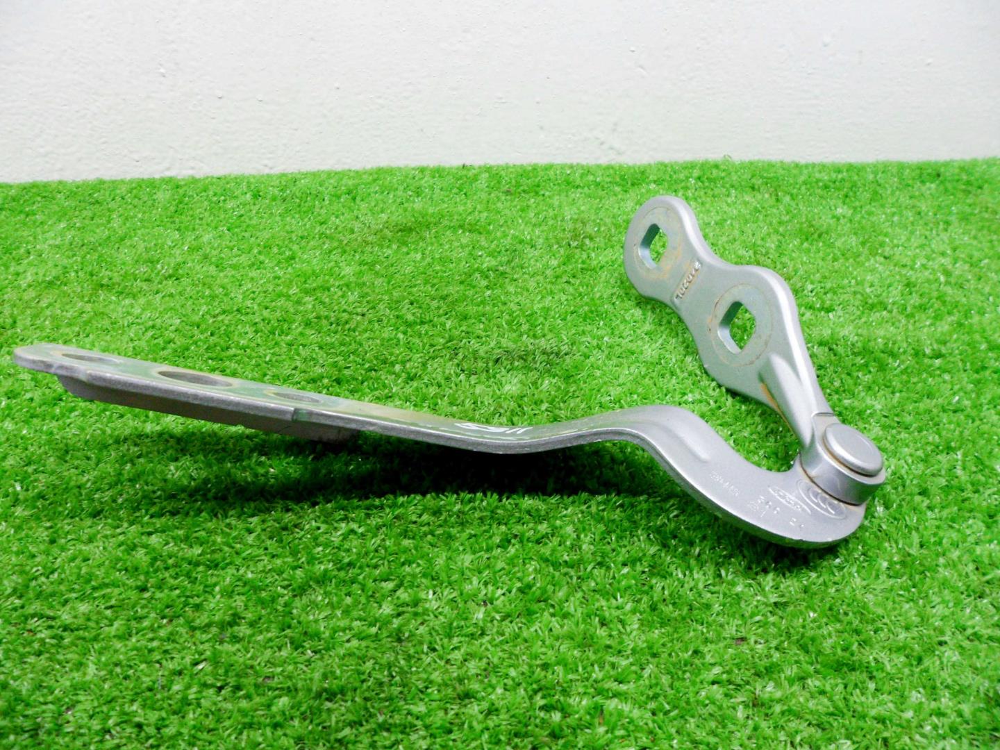 Петля крышки багажника