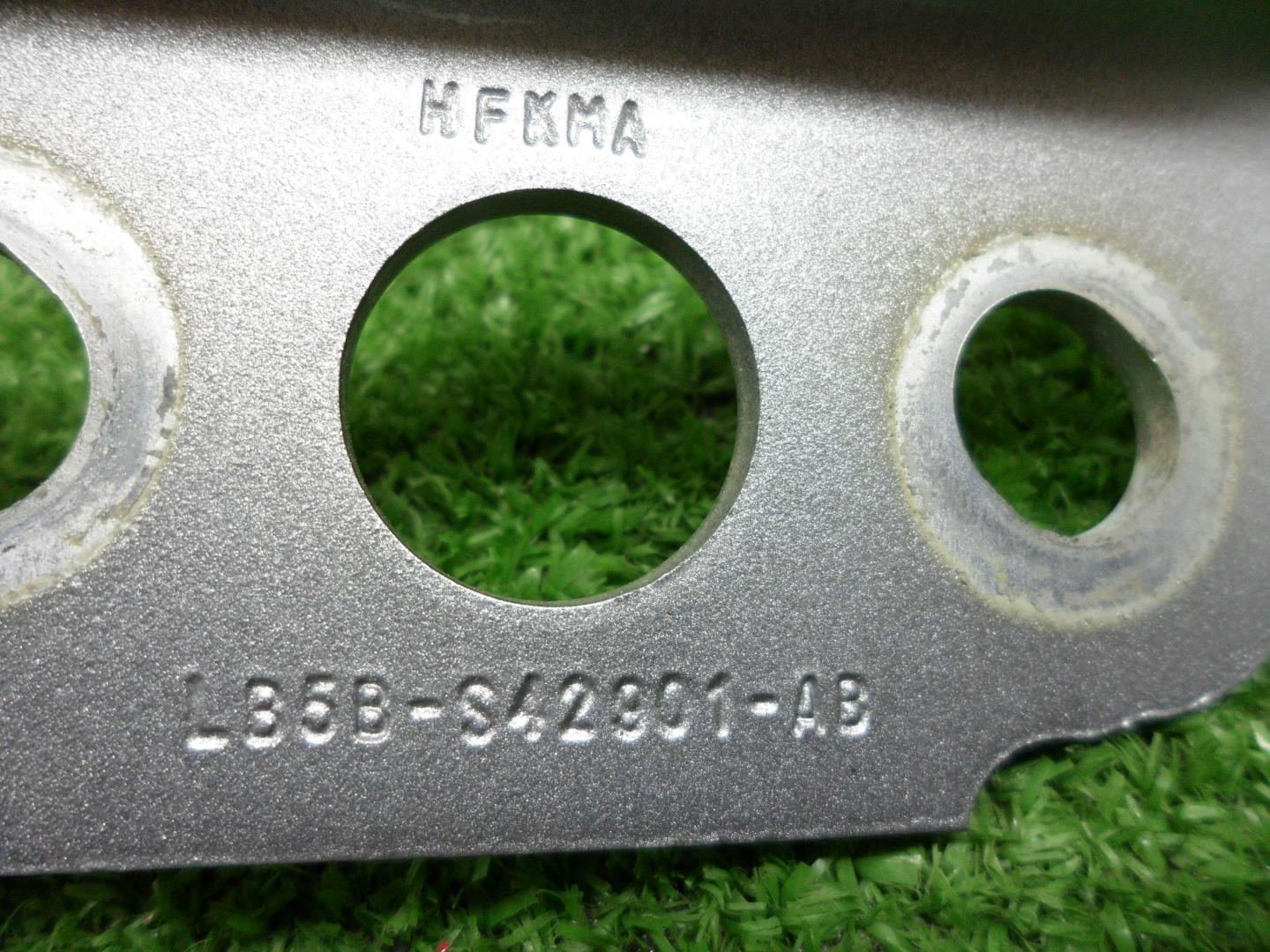 Петля крышки багажника