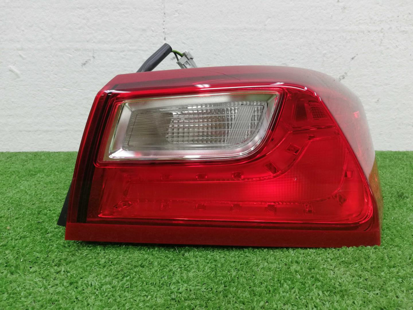 Фонарь задний наружный правый