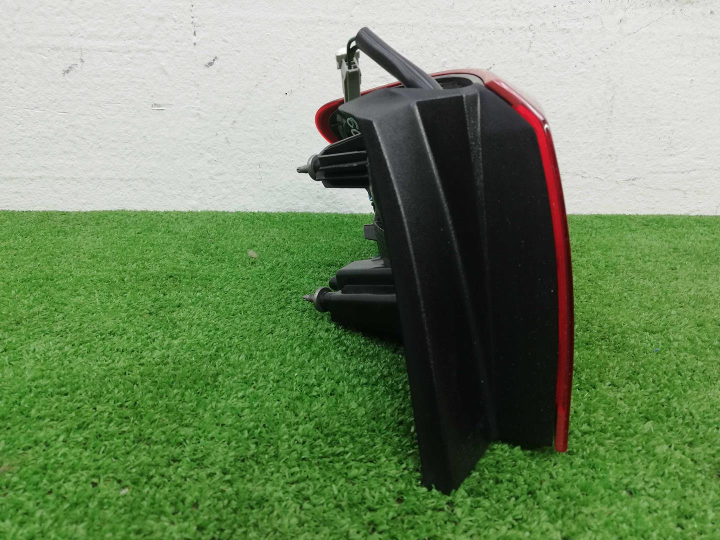 Фонарь задний наружный правый