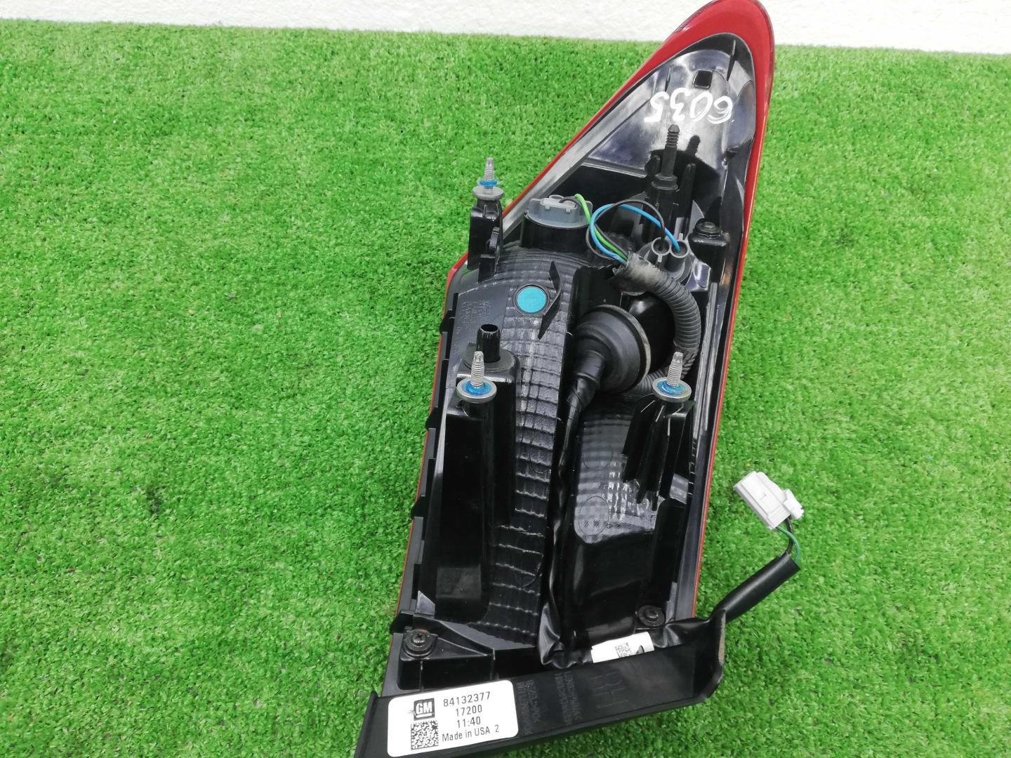 Фонарь задний наружный правый