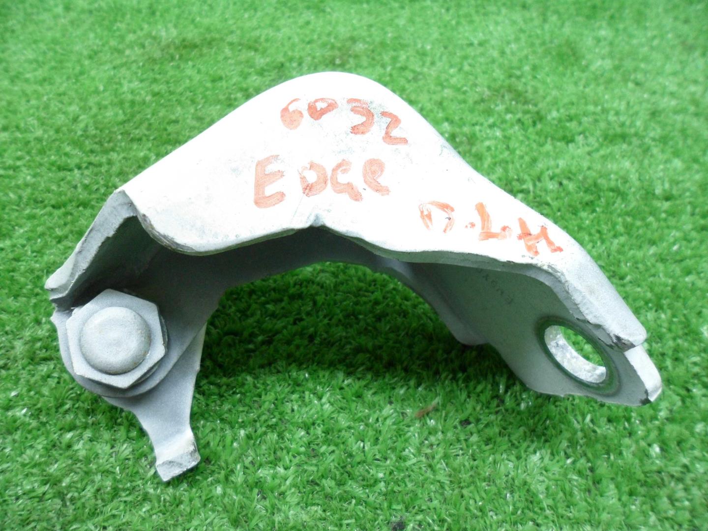 Петля двери передней