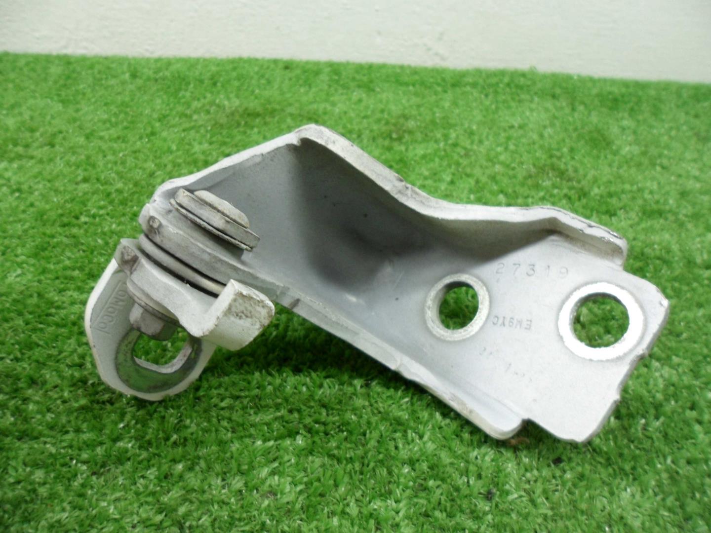 Петля двери передней