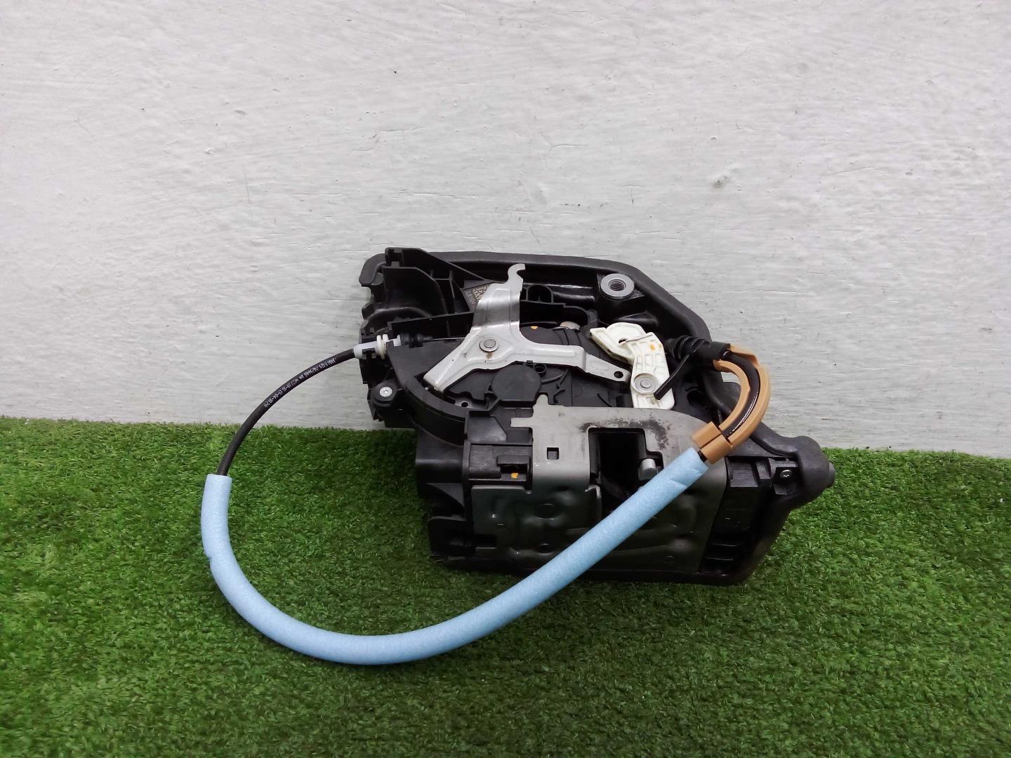 Замок двери передней правой