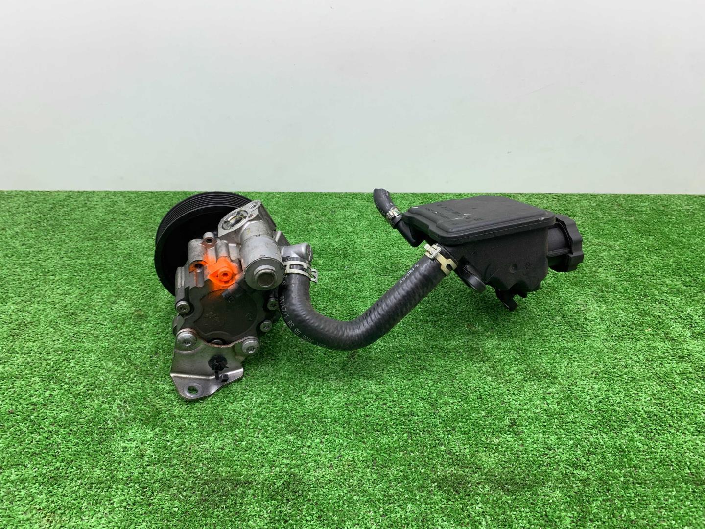 Насос ГУР (гидроусилитель руля)